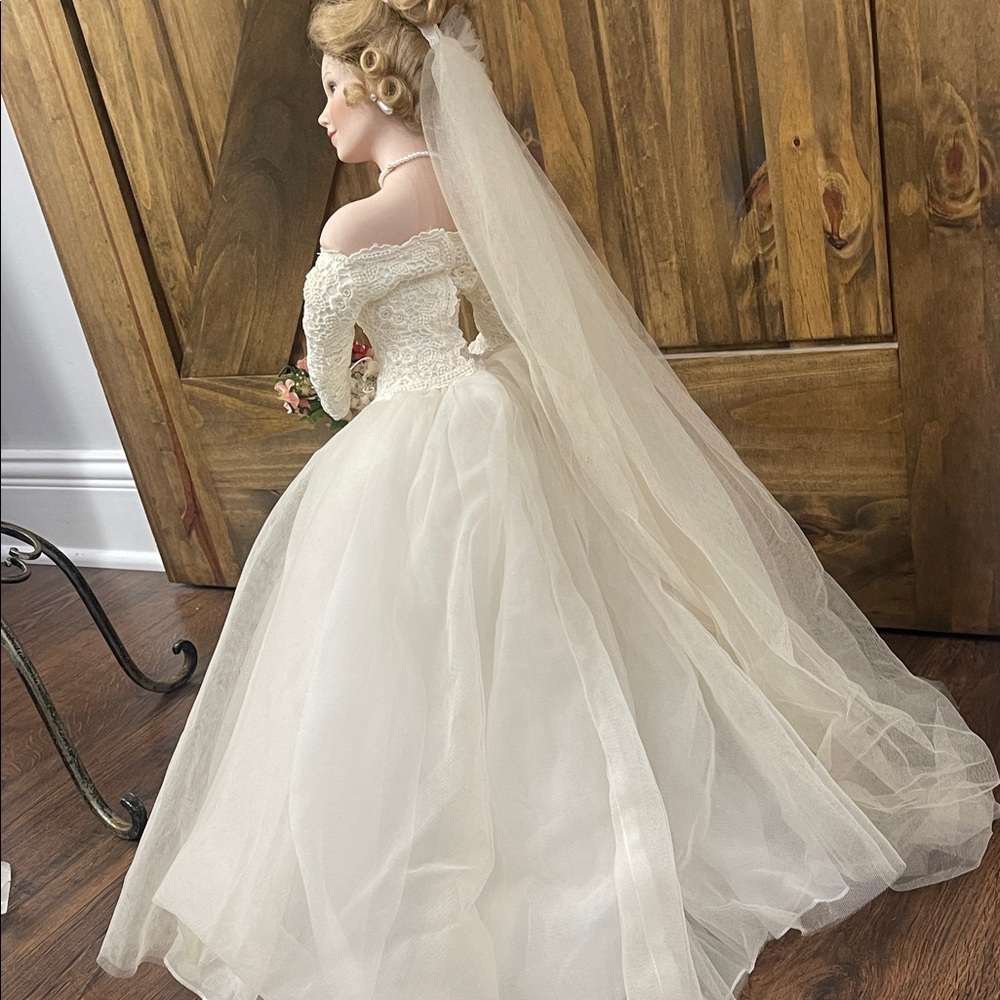 Collectible Porcelain Spring Promise Bride Doll with Lace Dress. 1997 used - Picture 10 of 16